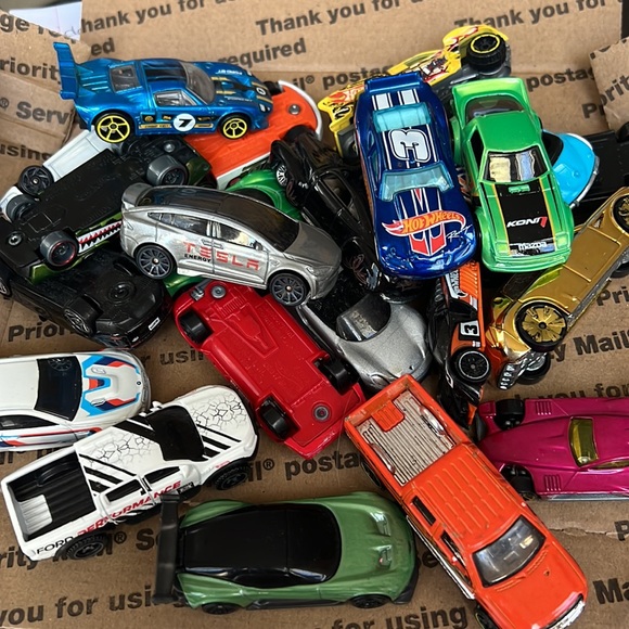 Hotwheels & Matchbox 30 Piece Mystery Bundle - Picture 9 of 10